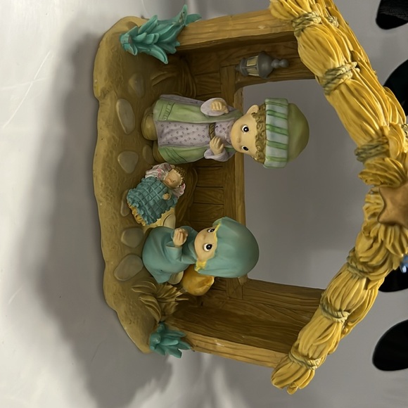 Precious Moments 2005 ceramic vintage 4 piece nativity set excellent used cond - Picture 3 of 3